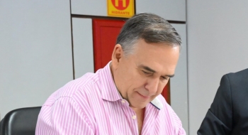 Mabel sanciona lei que eleva piso dos professores e garante bônus para 6 mil servidores administrativos da Educação